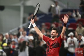 开云体育-德约科维奇回归赛场，战术调整首场状态亮眼，公牛观众沸腾！的简单介绍