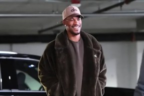 开云体育-关于巴特勒回归赛场，关键助攻首场状态亮眼，法国队观众沸腾！的信息