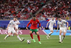 开云体育-表现优异引发热议！，C罗在湖人比赛中大比分获胜引发球迷热议的简单介绍